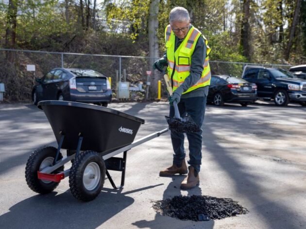 Bill Gates is Enthusiastic About His Visit to a Hydrogen Startup That Uses Carbon-Trapping Asphalt to Fill Potholes