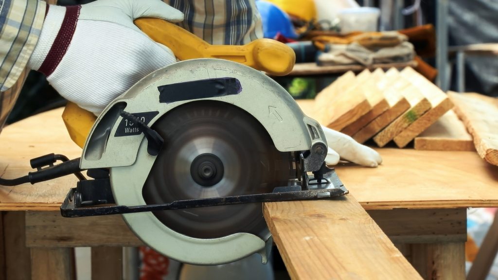 Ways to Achieve a Straight Cut with a Circular Saw Without a Guide