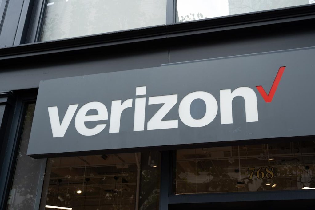 Verizon announces restoration of service following a 10-hour disruption.
