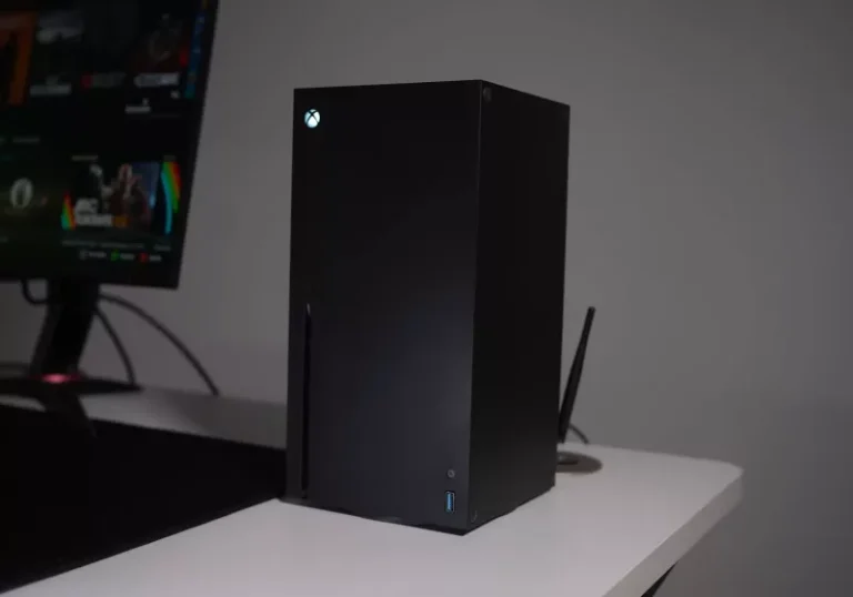 Modder Fits Complete Windows Gaming PC Inside Xbox Series X Case