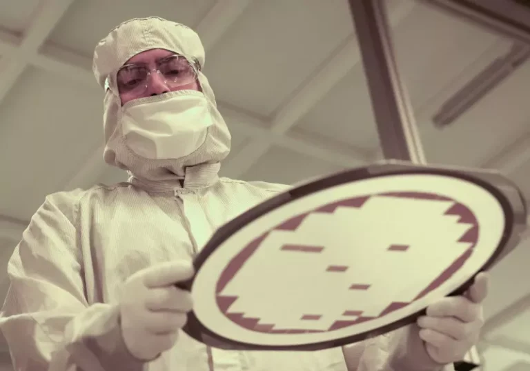 Intel is negotiating with Google and Amazon to enhance AI chips using innovative packaging technology.