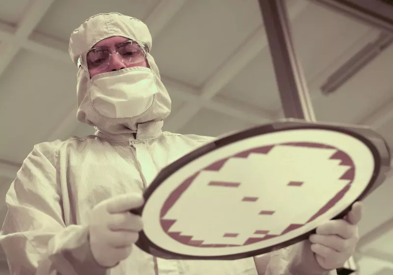 Intel is negotiating with Google and Amazon to enhance AI chips using innovative packaging technology.