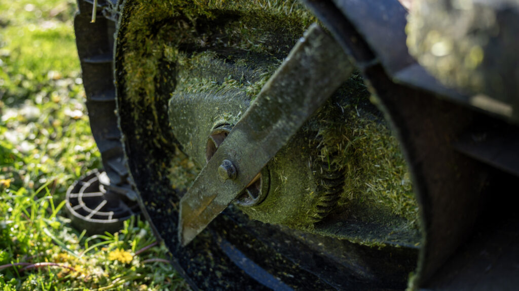 5 Essential Tools for Effectively Cleaning Your Lawn Mower Deck