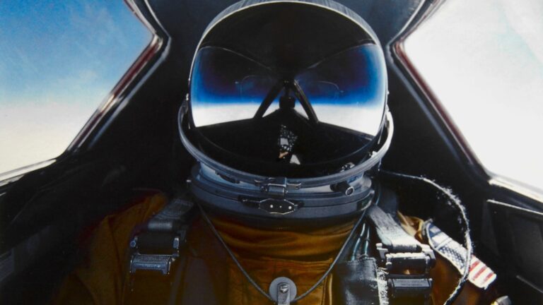 SR-71 Blackbird Teams Ready for Flight Like Astronauts Instead of Pilots
